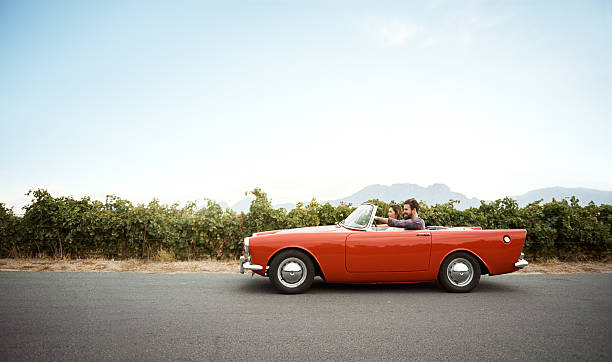 empaca el coche, la carretera espera - descapotable fotografías e imágenes de stock