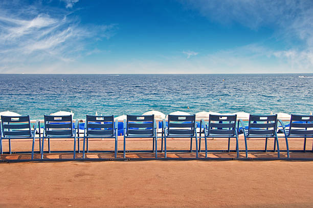 sillas vacías en el paseo inglés en niza, francia - city of nice france beach promenade des anglais fotografías e imágenes de stock