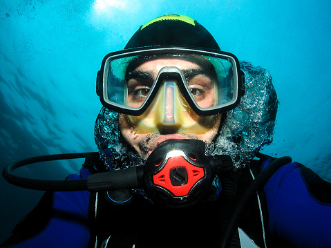 Buceador submarino haciendo autorretrato o selfie. photo