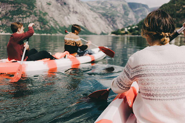 tre persone in canoa - men sitting canoe canoeing foto e immagini stock