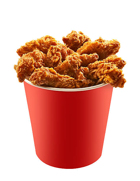 secchio rosso di pollo fritto su sfondo bianco 2 - pollo fritto foto e immagini stock
