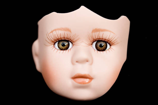 rosto de boneca quebrada e cabeça no fundo preto - doll evil child baby - fotografias e filmes do acervo