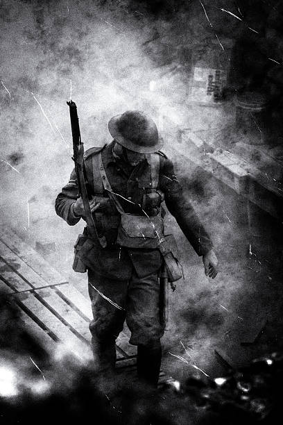 soldado británico de la 1ª guerra occidental en las trincheras en el somme, francia - 20th century style fotografías e imágenes de stock