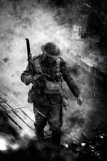 ww1 британский солдат в окопах в сомме, франция - 20th century style стоковые фото и изображения