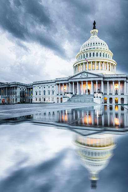 нам также к кэпитол хилл, dc - washington dc capitol building american flag sky стоковые фото и изображения