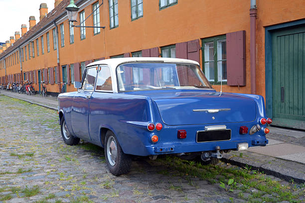 alte limousine auf der straße geparkt. - vehicle door vintage car collectors car sedan stock-fotos und bilder