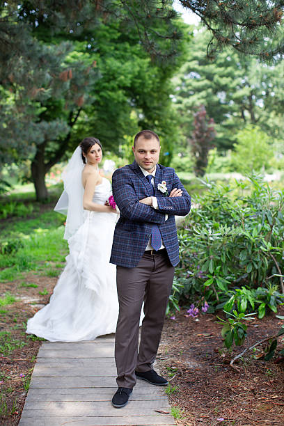 elegante recién casados en su boda día - photography people two people male fotografías e imágenes de stock