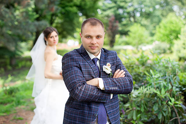 elegante recién casados en su boda día - photography people two people male fotografías e imágenes de stock