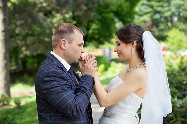 elegante recién casados en su boda día - photography people two people male fotografías e imágenes de stock