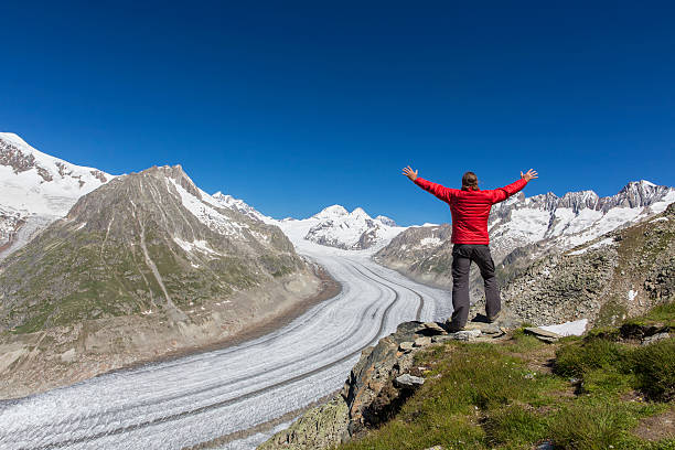 excursionista levantando las manos frente a aletschgletscher - aletsch glacier fotografías e imágenes de stock