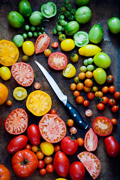 tomates organiques fraîches - heirloom tomato food tomato crate photos et images de collection