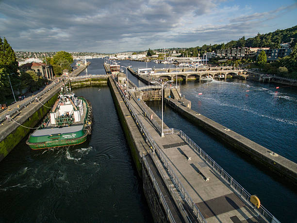 hiram m. chittenden locks in the ballard neighborhood of seattle - lock stok fotoğraflar ve resimler