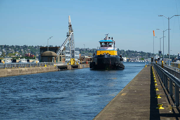 バラードロックス、シアトルの大きな青と黄色のタグボート - tugboat puget sound nautical vessel pulling ストックフォトと画像