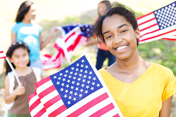 adolescente afro-americana fofa comemora o dia da independência - parade flag child patriotism - fotografias e filmes do acervo