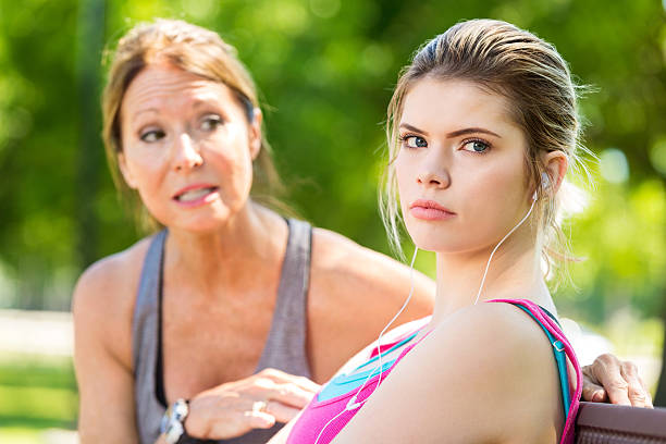 hija adolescente molesta ignorando a su madre preocupada durante una discusión - relationship difficulties audio fotografías e imágenes de stock