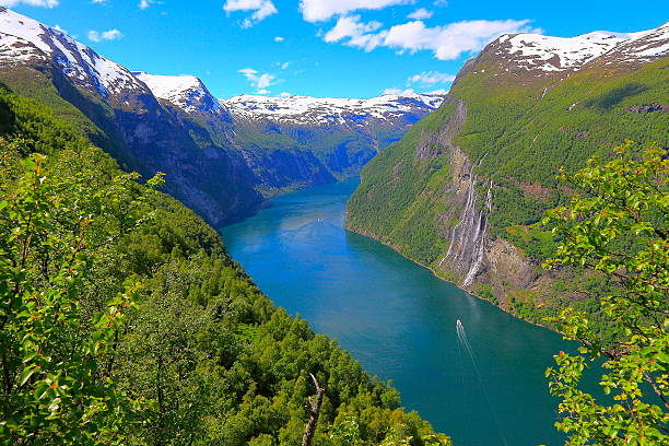 geiranger fjord, schiffskreuzfahrt, seven sisters wasserfall - norwegen, skandinavien - mountain mountain range norway fjord stock-fotos und bilder