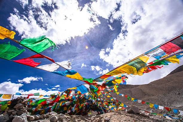 bandiere di preghiera tibetano - tibetan buddhism wind tibet horizontal foto e immagini stock