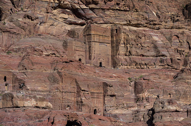 fachada de tumbas reais. túmulos de cavernas em petra, jordânia. - petra ancient civilization jordan cave - fotografias e filmes do acervo