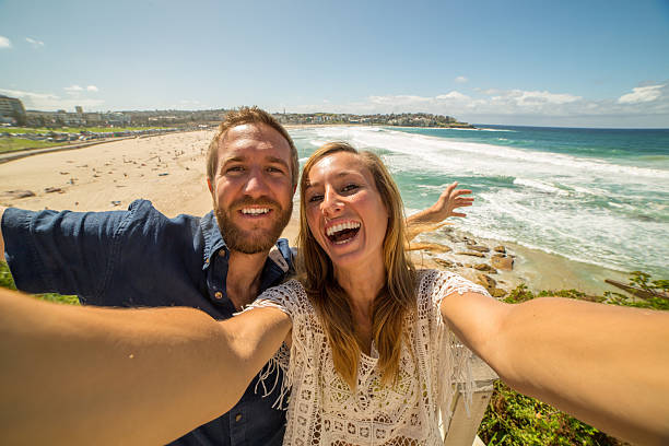 본다이 해변에서 젊은 부부의 자화상, 호주 - australia photographing camera beach 뉴스 사진 이미지