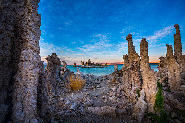 tufa towers at mono lake - mono county imagens e fotografias de stock