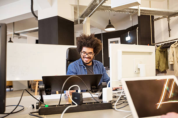 feliz joven diseñador masculino africano trabajando - cubicle using computer computer office fotografías e imágenes de stock