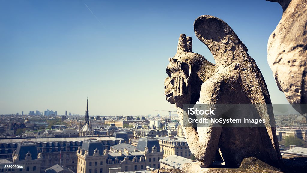 Notre Dame: Chimera (demone) che si affaccia sullo skyline di Parigi - Foto stock royalty-free di Cattedrale di Notre-Dame - Parigi