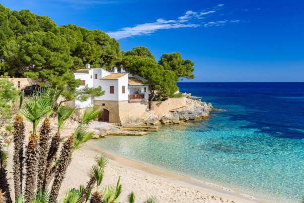 cala gat bei ratjada, mallorca - schöner strand und küste - spanien stock-fotos und bilder