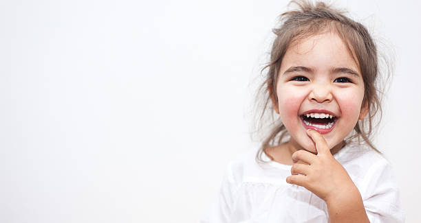 chica pequeña feliz - baby cute laughing human face fotografías e imágenes de stock