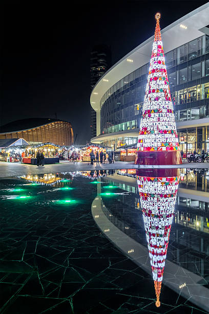 weihnachten in mailand, piazza gae aulenti - italien - shopping milan italy retail shopping mall stock-fotos und bilder