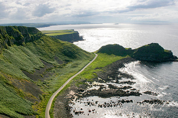 north causeway coastline, n ireland - caminho elevado imagens e fotografias de stock