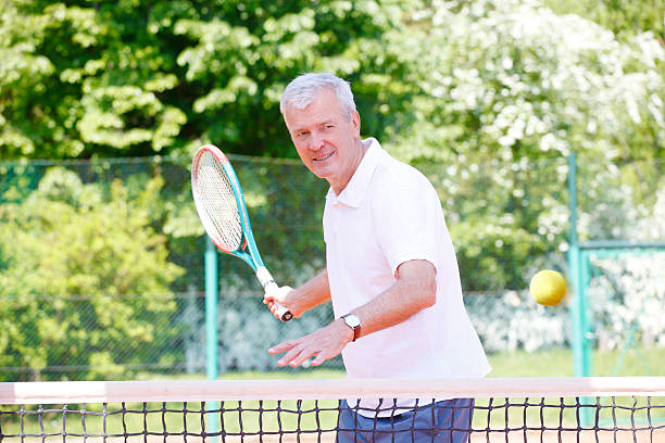 das spiel gewinnen - tennis active seniors healthy lifestyle senior men stock-fotos und bilder