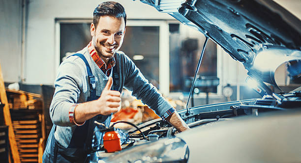 auto meccanico al lavoro. - auto repair shop tire car mechanic foto e immagini stock