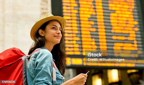 Bereit Einen Neuen Ort Zu Erkunden Stockfoto und mehr Bilder von Reise - Reise, Flughafen, Koffer