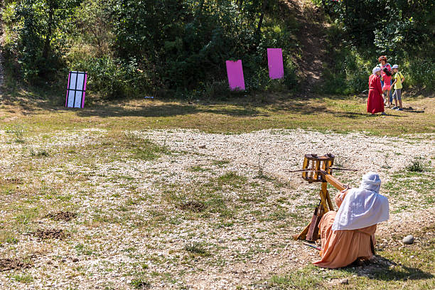 flèches de tir d’une baliste - slingshot weapon medieval siege photos et images de collection