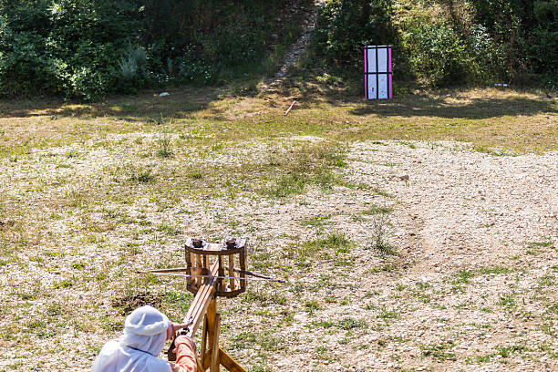 shooting arrows from a ballista - slingshot weapon medieval siege imagens e fotografias de stock
