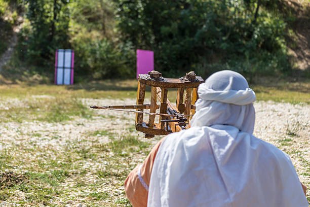 flèches de tir d’une baliste - slingshot weapon medieval siege photos et images de collection