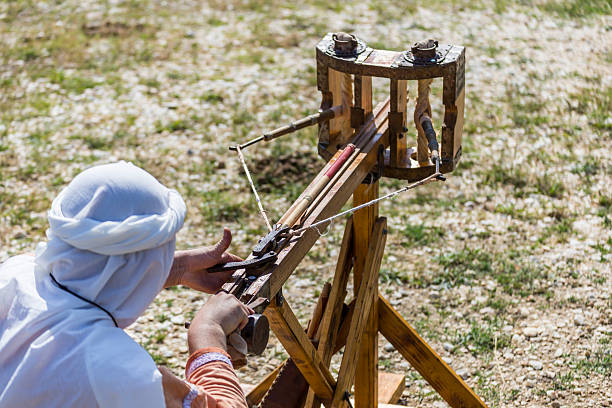 flèches de tir d’une baliste - slingshot weapon medieval siege photos et images de collection
