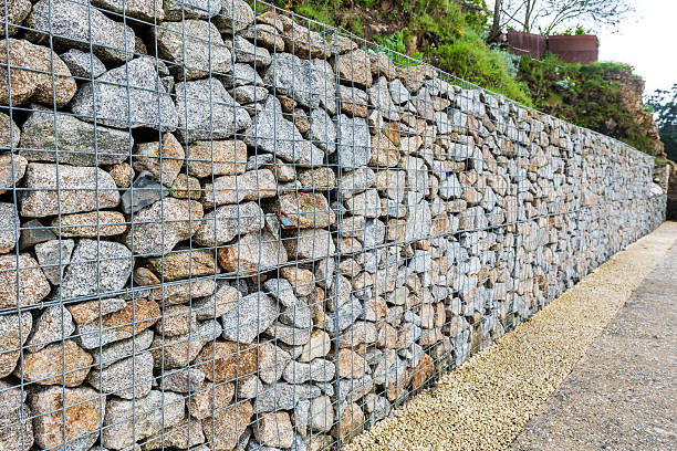 와이어 가비온 록 울타리. 바위로 가득 찬 금속 케이지. - gabion wall 뉴스 사진 이미지