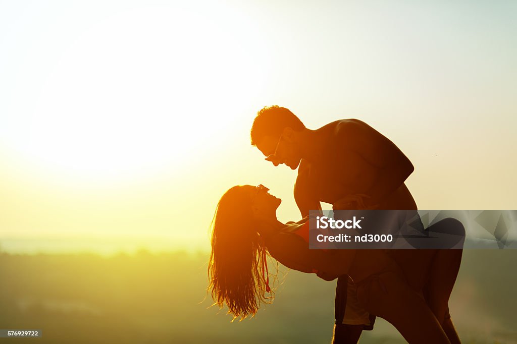 Romantic dance at sunset by couple - Royalty-free Koppel Stockfoto