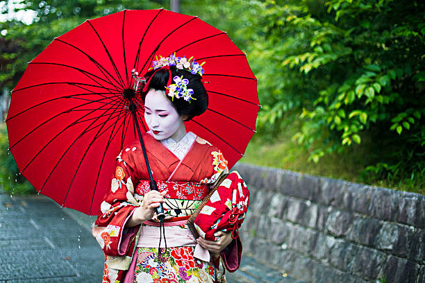 hermoso maiko en las calles de kioto - geisha fotografías e imágenes de stock