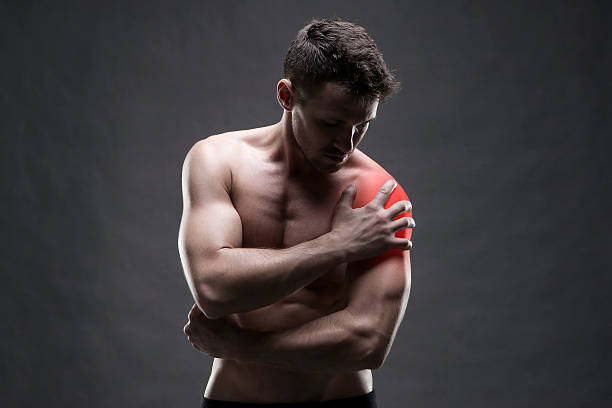 schmerzen in der schulter. muskulöser männlicher körper - shoulder pain physical injury muscular build stock-fotos und bilder