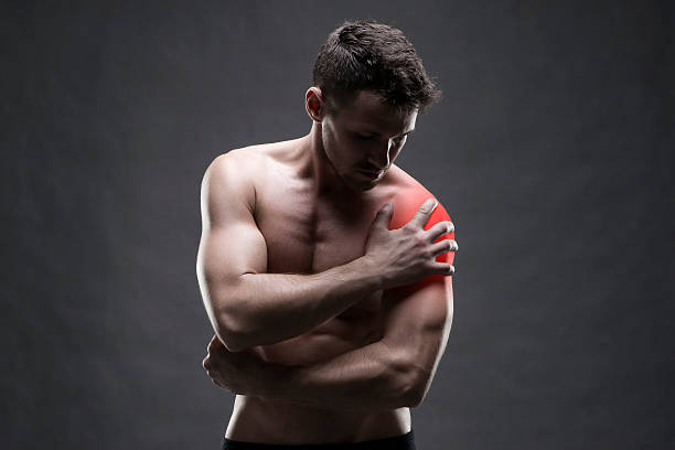 dolore alla spalla. corpo maschile muscoloso - shoulder pain physical injury human arm foto e immagini stock