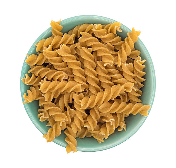 fusilli pasta biologica integrale in ciotola - italian cuisine dry pasta directly above foto e immagini stock