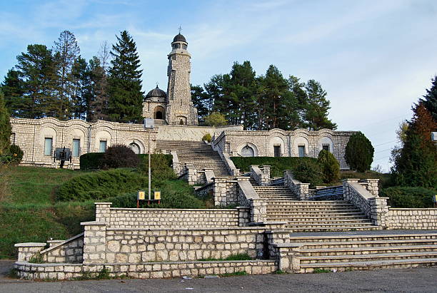 mausoleo degli eroi nella grande valle-pravat. - tirgoviste foto e immagini stock
