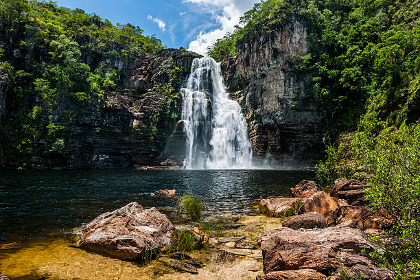 salto 80m waterfall in chapada dos veadeiros, goias, brazil - cascata - fotografias e filmes do acervo