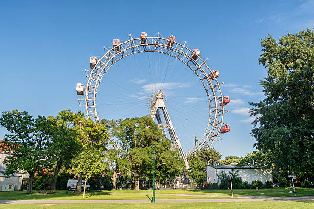 ferris wheel, vienna, austria - prater park imagens e fotografias de stock