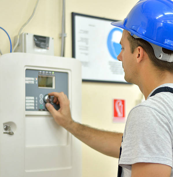 engenheiro verifica a funcionalidade do equipamento na sala elétrica - power supply power supply box power equipment - fotografias e filmes do acervo