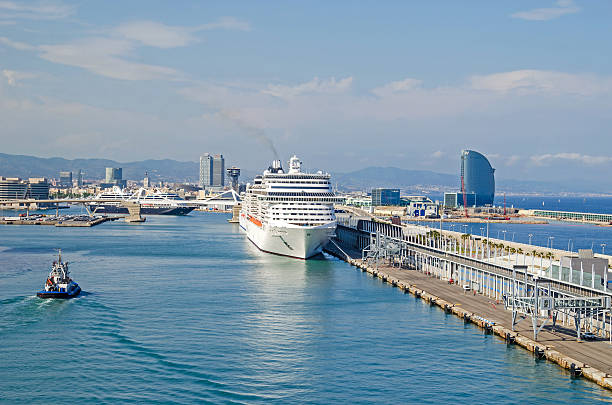 port vell w barcelonie z terminalem wycieczkowym - piloting commercial dock harbor industrial ship zdjęcia i obrazy z banku zdjęć