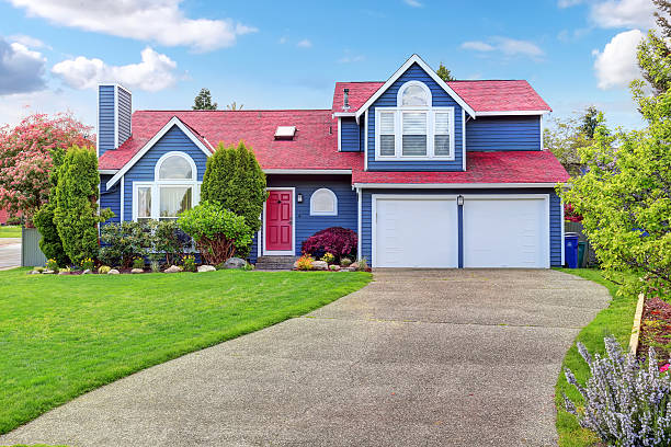 istock Beautiful curb appeal with blue exterior paint and red roof. 577307632