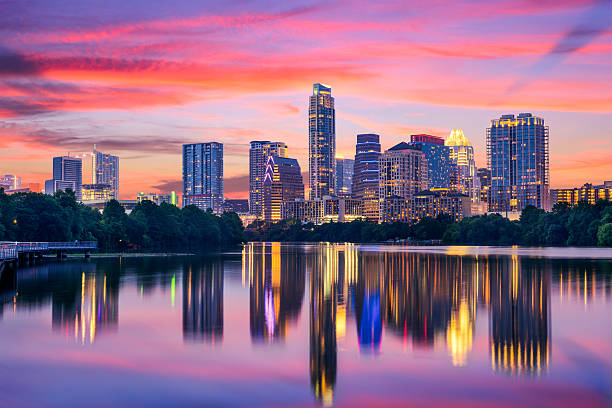 skyline von austin, texas - austin texas skyline texas cityscape stock-fotos und bilder